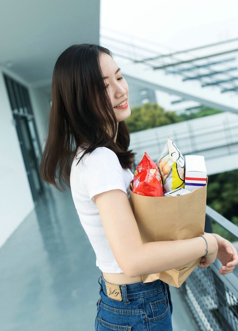 点击大图看下一张：阳光开朗的牛仔短裤美女白皙甜美治愈人心