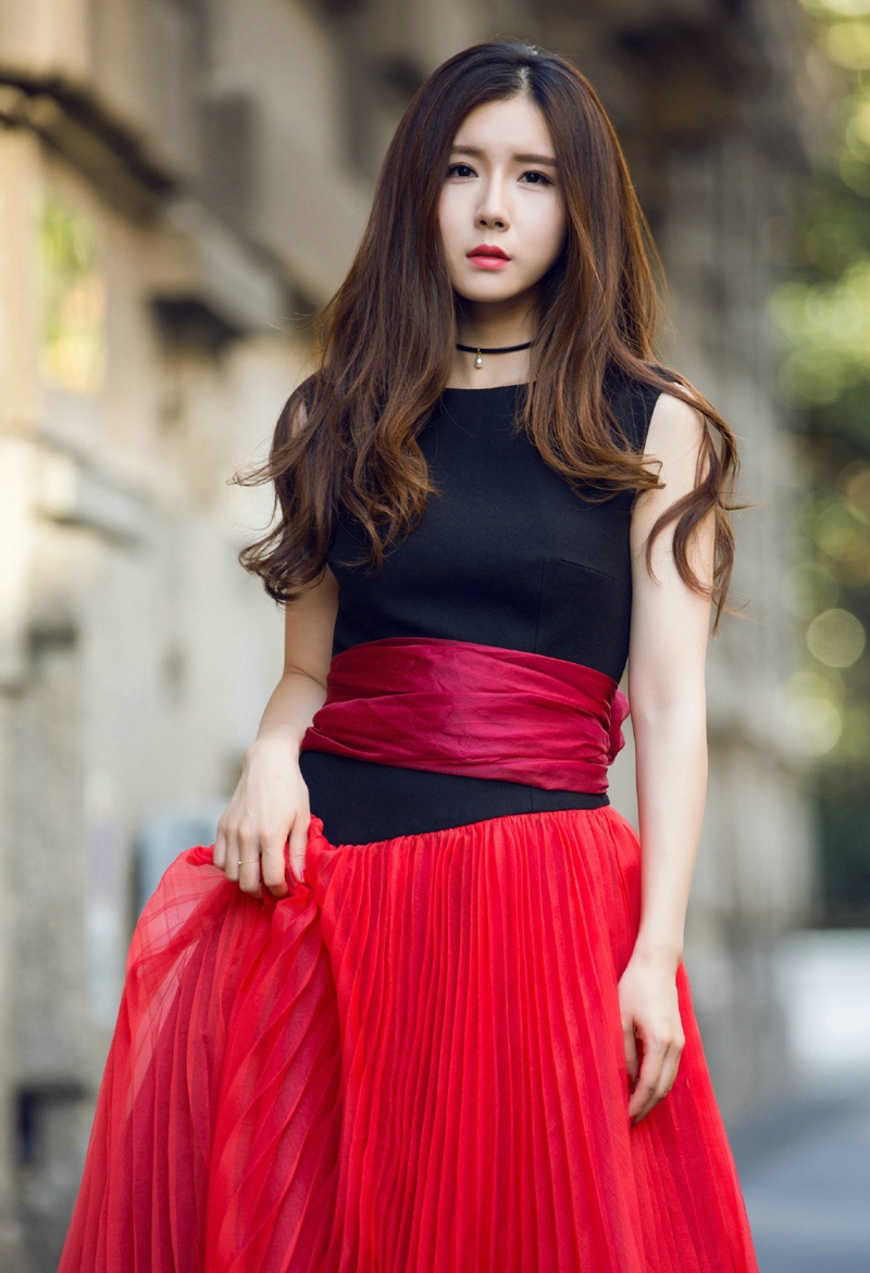 点击大图看下一张：方安娜身着一袭红黑拼色裙尽显甜美气质