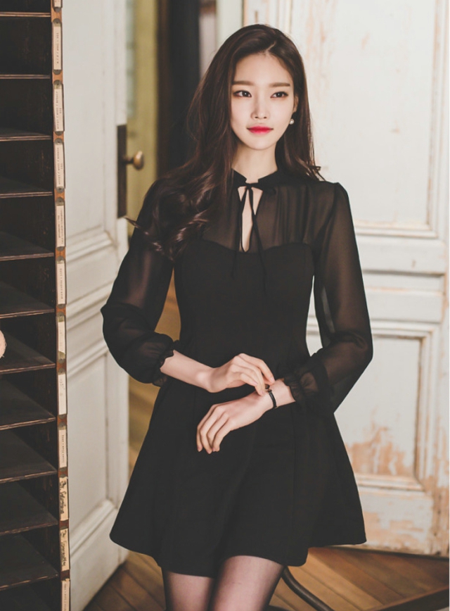 点击大图看下一张：黑色连衣裙透视美模高贵优雅甜美可人