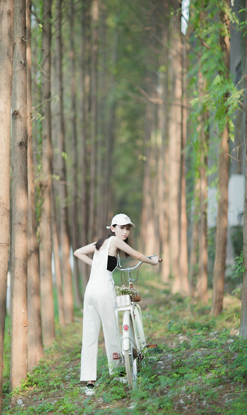 点击大图看下一张：森林公园内的背带单车少女青春无限