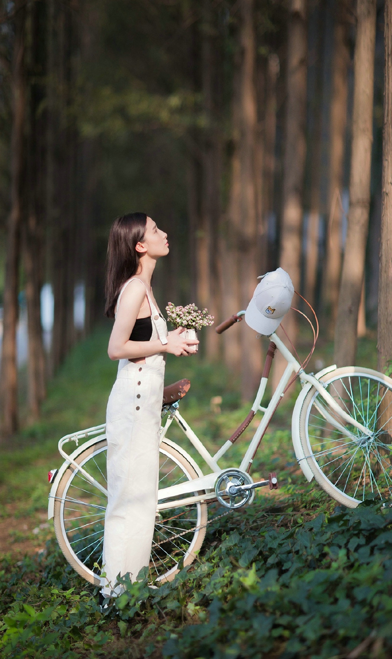 点击大图看下一张：森林公园内的背带单车少女青春无限