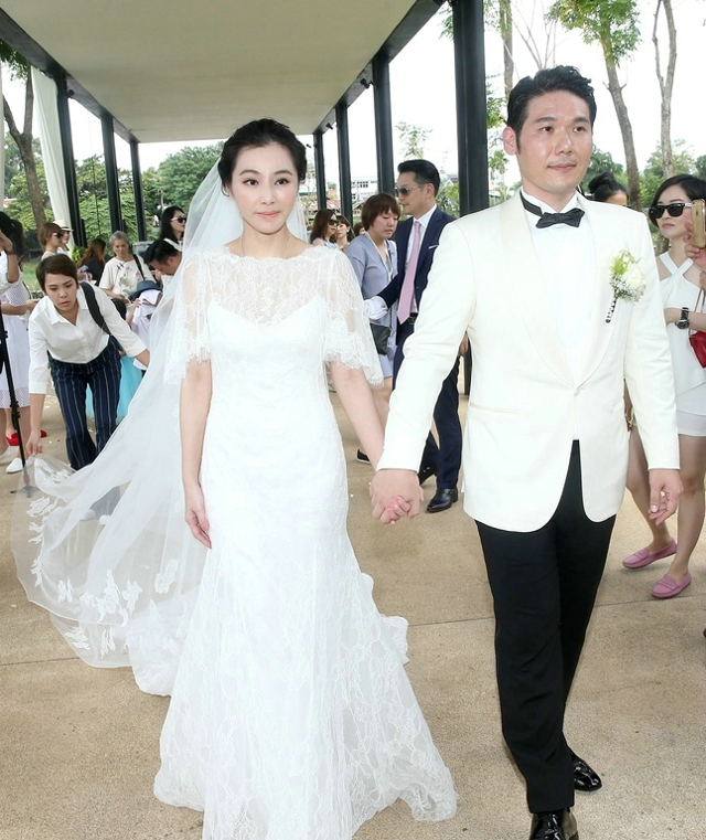 点击大图看下一张：陈怡蓉和圈外男友薛博仁在清迈举行了婚礼温馨感人