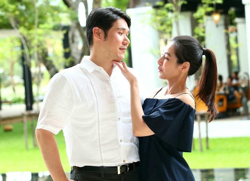 点击大图看下一张：陈怡蓉和圈外男友薛博仁在清迈举行了婚礼温馨感人