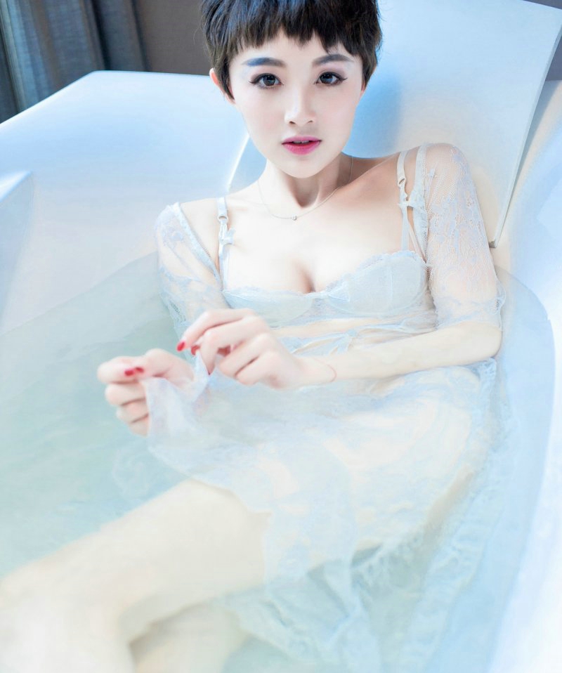 点击大图看下一张：浴缸内的湿身美女baby_kiki透视爆乳妖艳写真