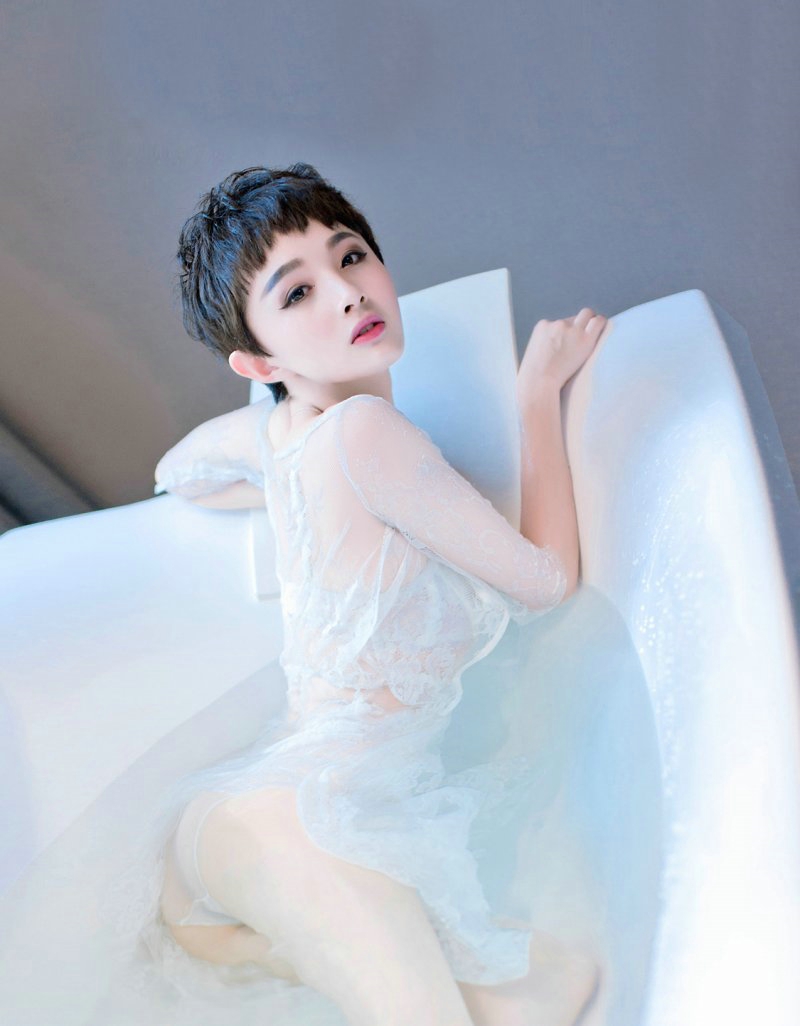 点击大图看下一张：浴缸内的湿身美女baby_kiki透视爆乳妖艳写真