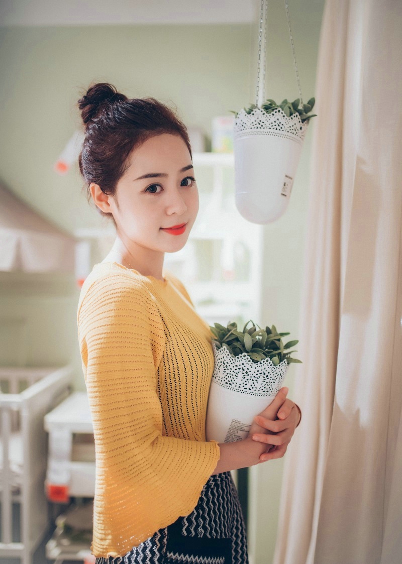 点击大图看下一张：漂亮丸子头美女气质养眼迷人写真