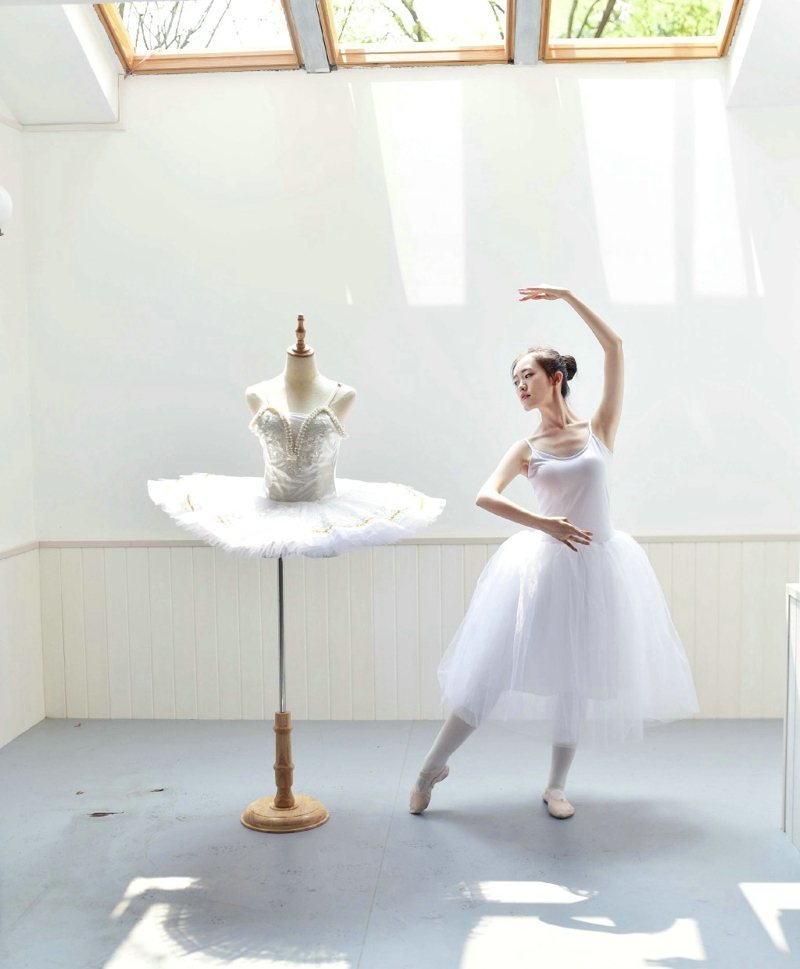 点击大图看下一张：白天鹅芭蕾舞少女气质私房翩翩起舞