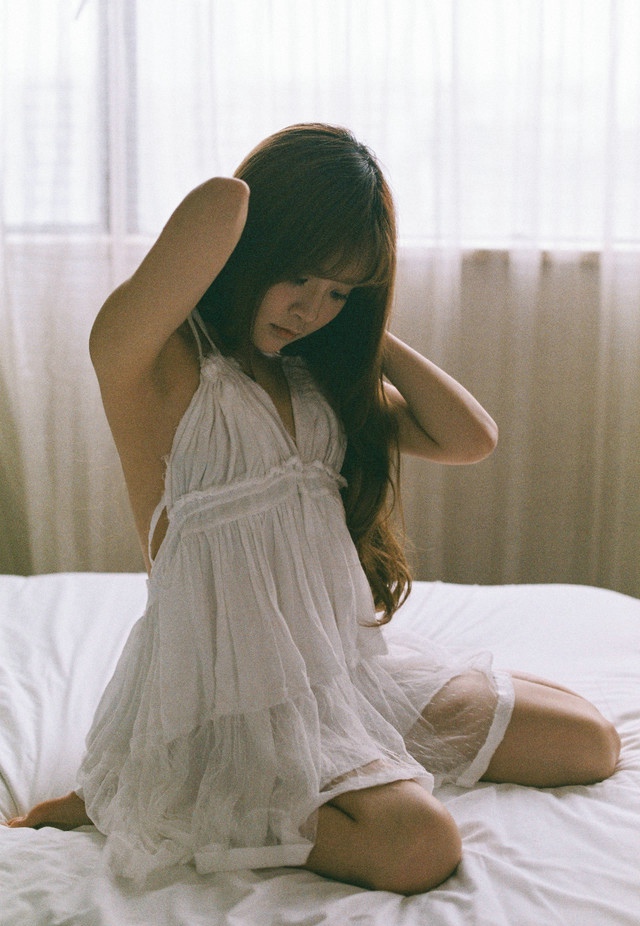 点击大图看下一张：空气刘海嫩模睡衣居家写真娇羞可爱