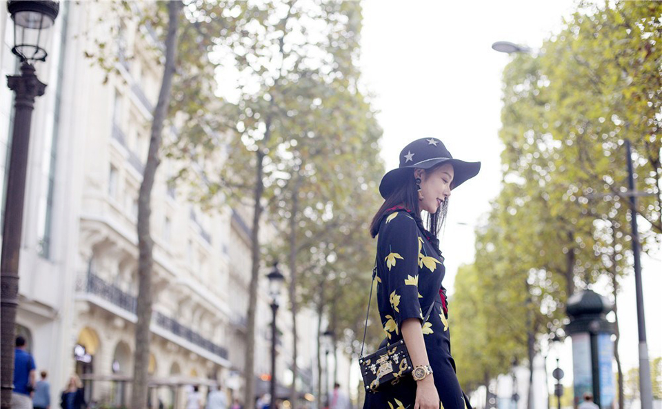 点击大图看下一张：赵雅淇巴黎时装周街拍LOOK曝光