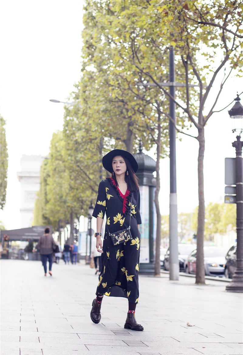点击大图看下一张：赵雅淇巴黎时装周街拍LOOK曝光