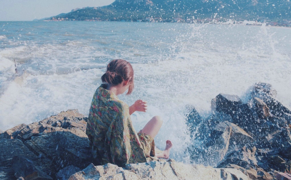 点击大图看下一张：海边波浪美女安静孤独写真