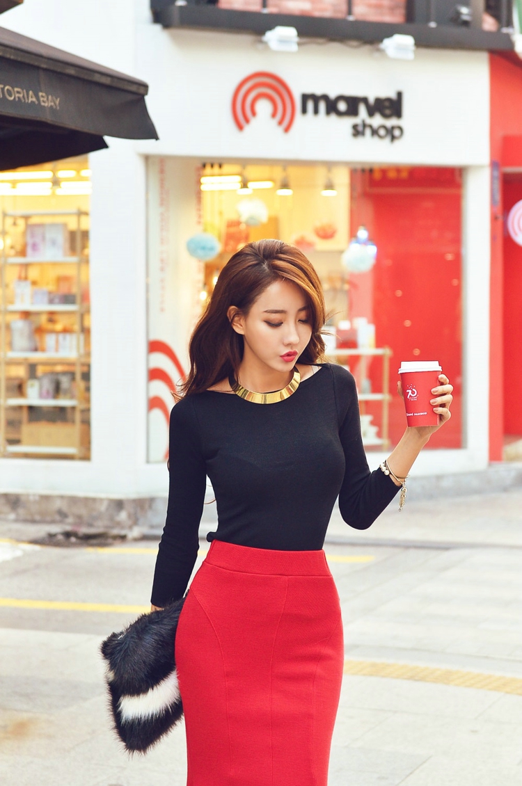 点击大图看下一张：街头撩发模特红艳包臀裙手拿咖啡