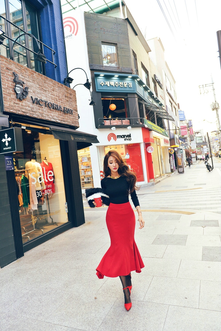 点击大图看下一张：街头撩发模特红艳包臀裙手拿咖啡
