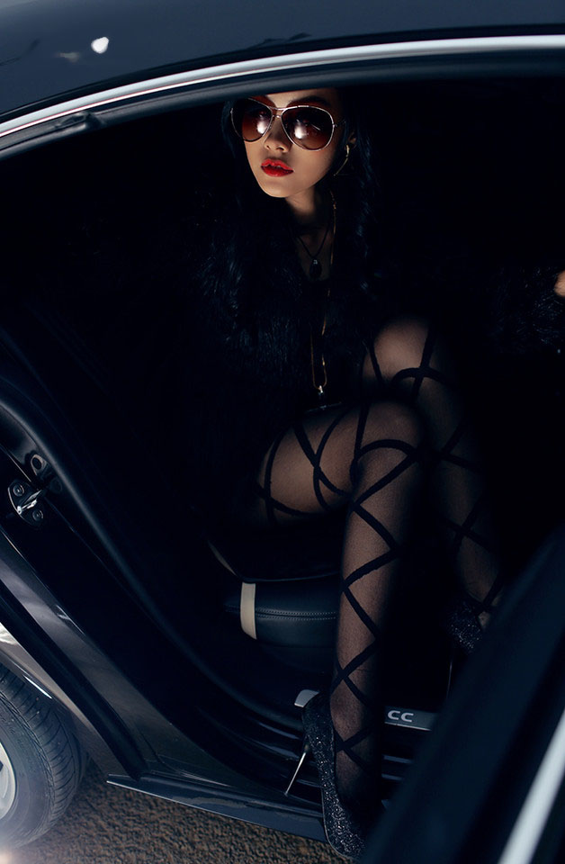 点击大图看下一张：豪车里超性感的黑丝红唇女王墨镜气质很亮眼