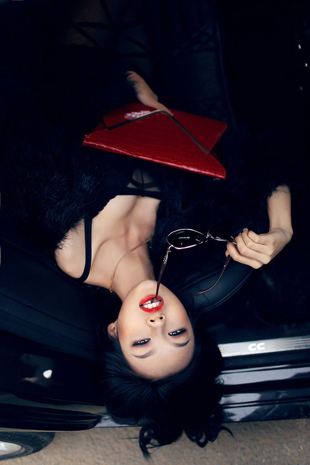 点击大图看下一张：豪车里超性感的黑丝红唇女王墨镜气质很亮眼