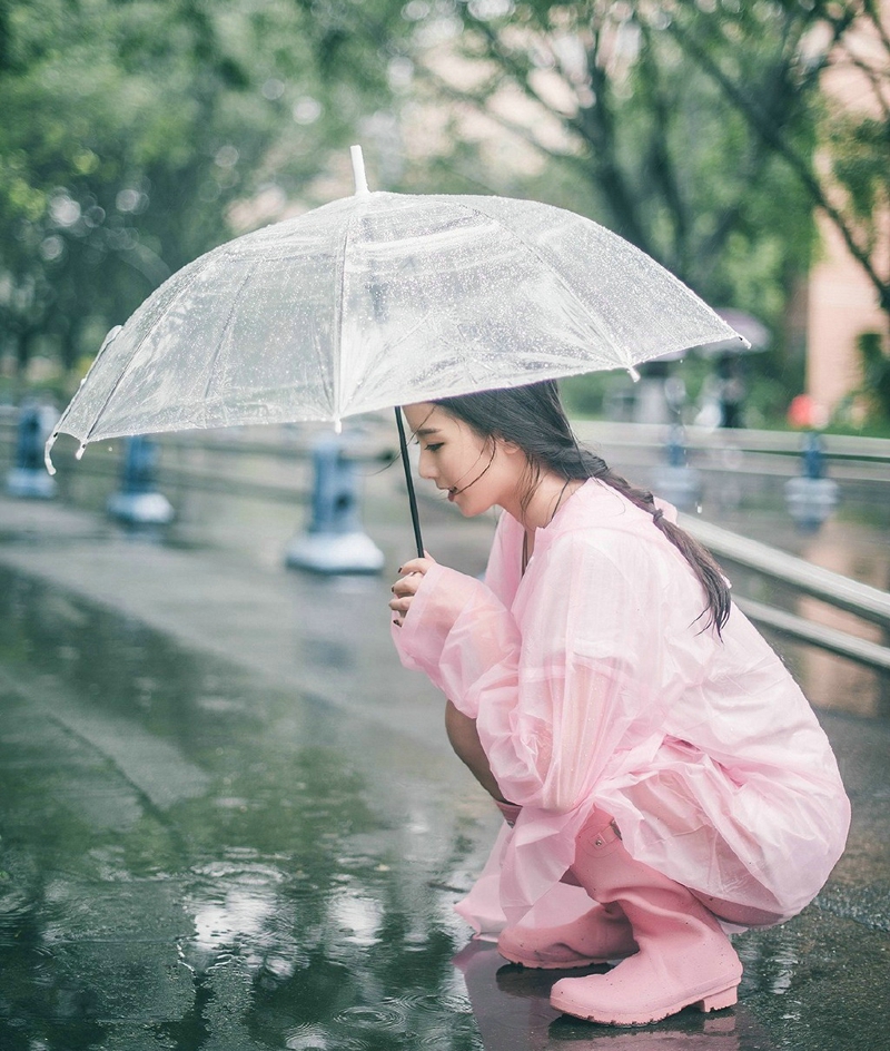 点击大图看下一张：雨天内的元气少女笑脸可人吸睛写真