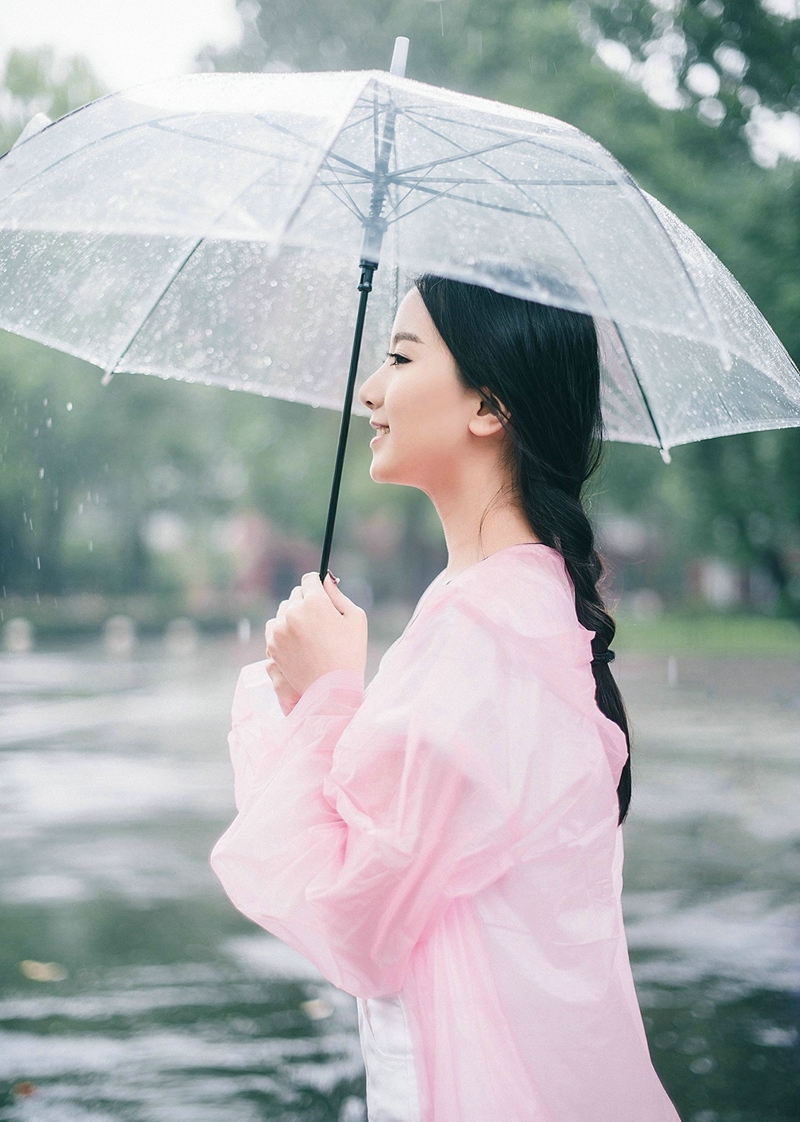 点击大图看下一张：雨天内的元气少女笑脸可人吸睛写真