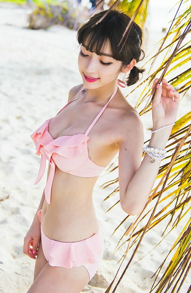 点击大图看下一张：齐刘海嫩模海滩粉嫩比基尼装美胸迷人