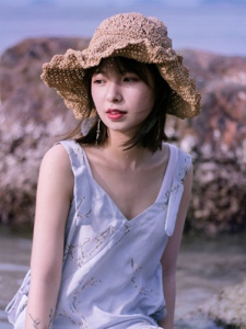 海岸边的草帽美女柔美可人写真