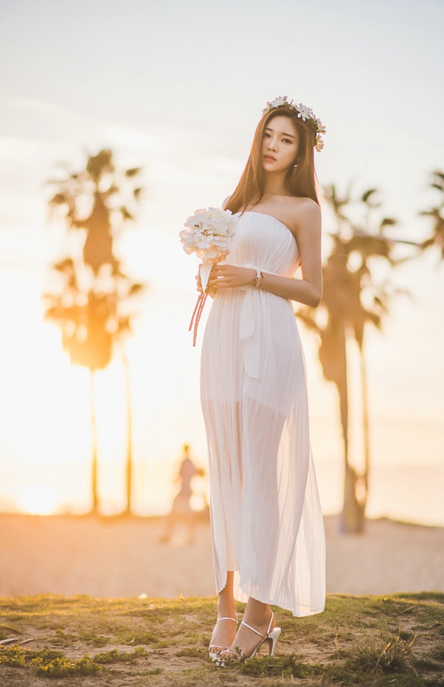 点击大图看下一张：花环美模裹胸连衣裙清新动人沙滩写真