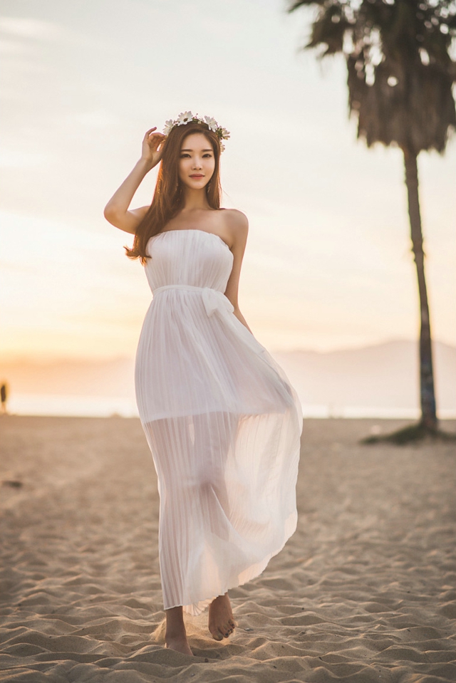 点击大图看下一张：花环美模裹胸连衣裙清新动人沙滩写真