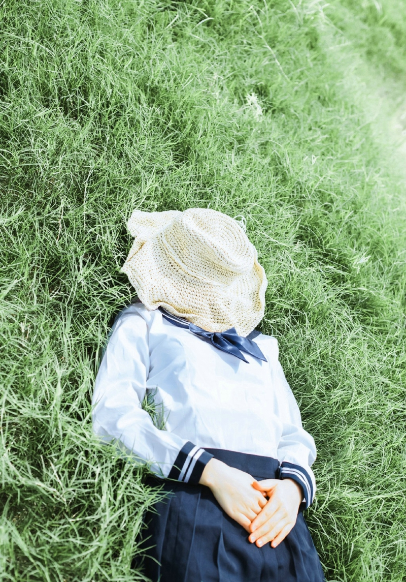 点击大图看下一张：清新自然草地上的摄影少女怡人写真