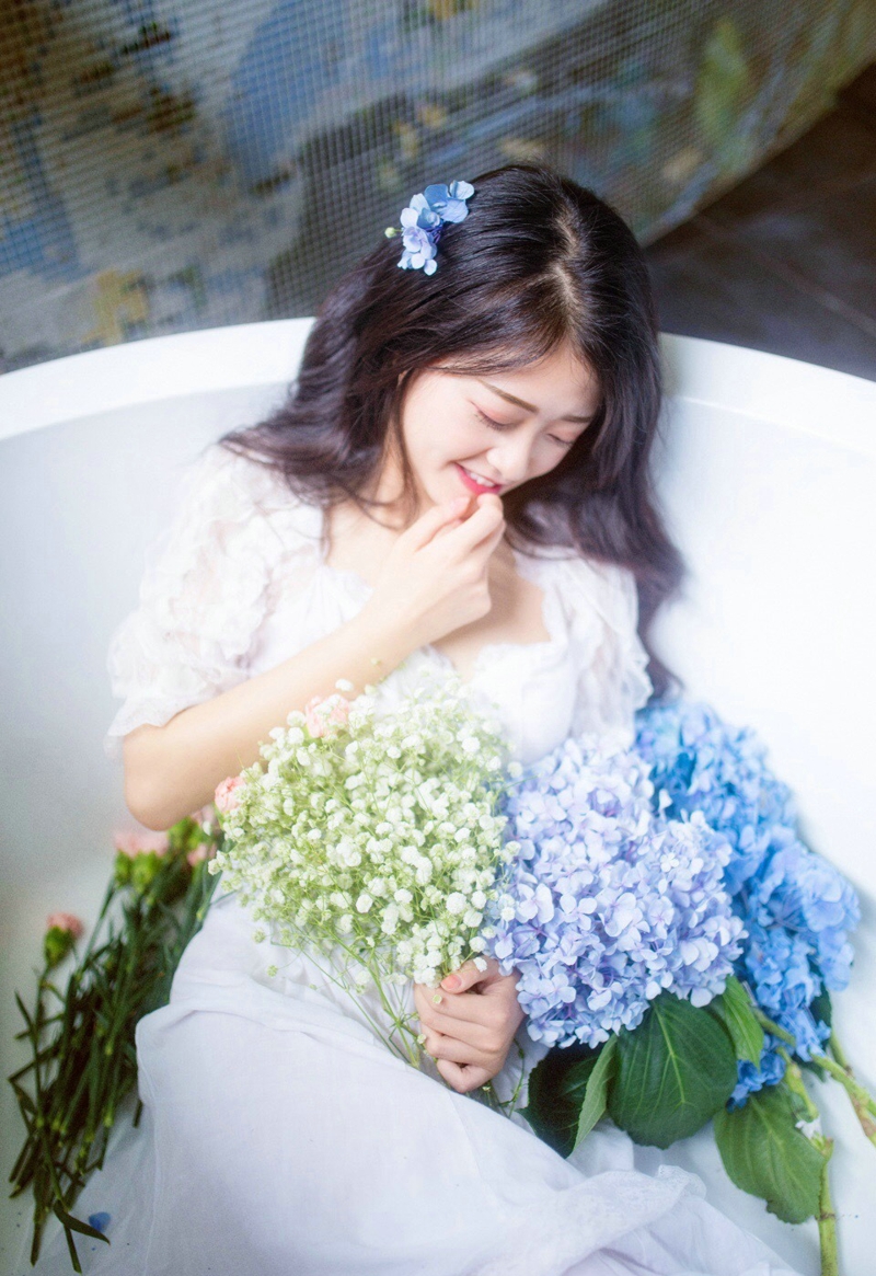 点击大图看下一张：浴缸内的蓝色妖姬美女笑容甜美写真
