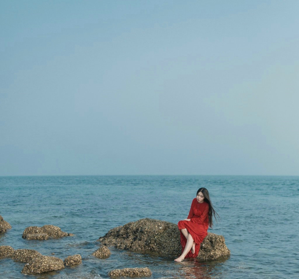 点击大图看下一张：孤岛上的红裙美女孤独意境写真