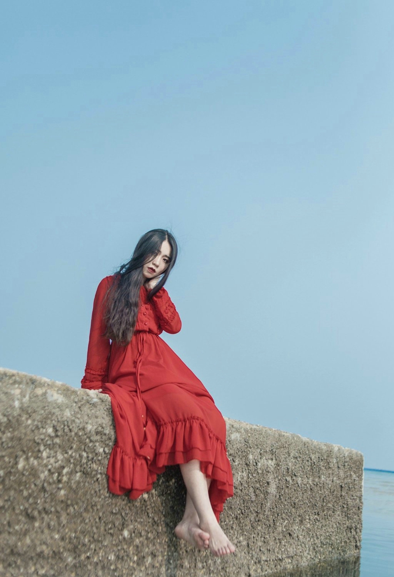点击大图看下一张：孤岛上的红裙美女孤独意境写真