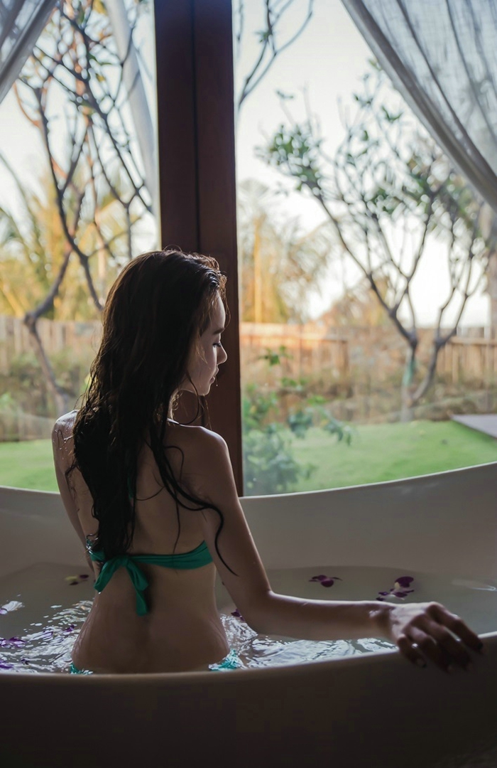 点击大图看下一张：浴缸里的墨绿比基尼湿身美模大秀美背魅惑人