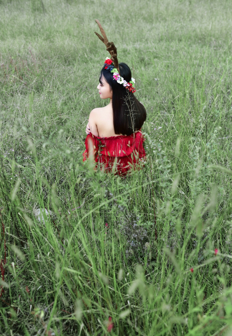 点击大图看下一张：荒野中的一字肩红裙麋鹿少女养眼写真