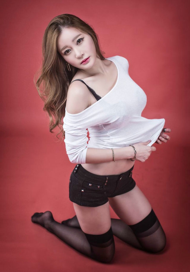 点击大图看下一张：韩国模特美女黑丝美腿棚拍性感写真
