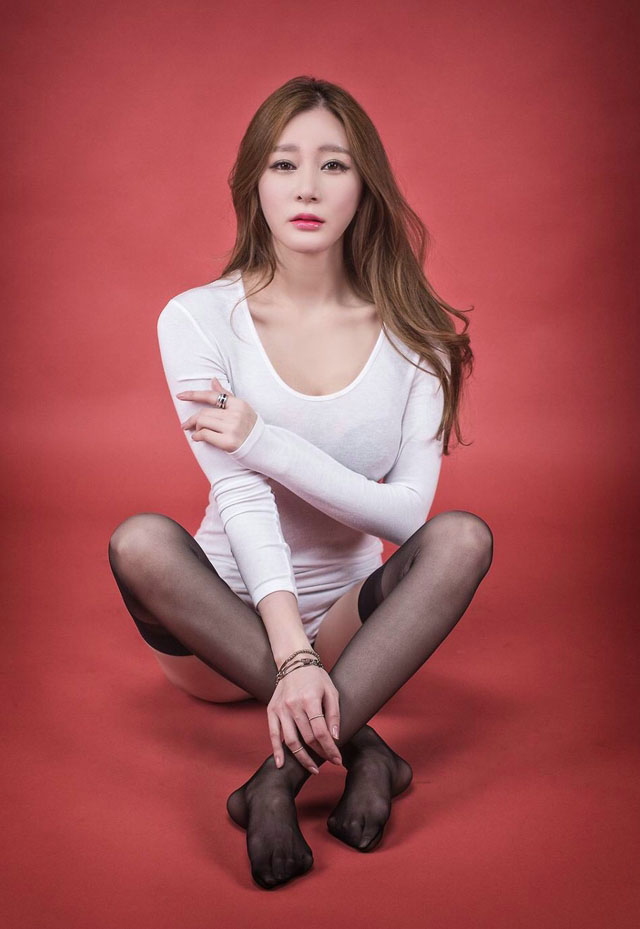 点击大图看下一张：韩国模特美女黑丝美腿棚拍性感写真