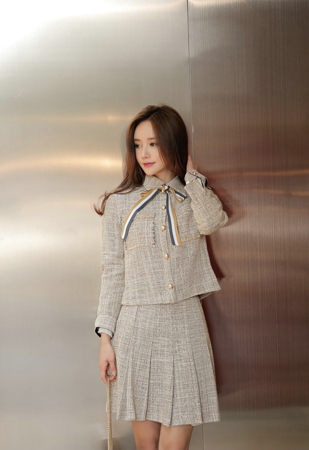 点击大图看下一张：美美哒的韩款秋装连衣短裙美女气质写真