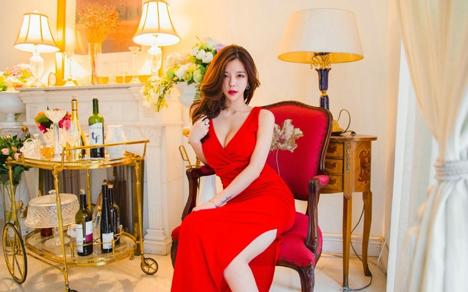 点击大图看下一张：美艳高挑模特性感红艳裙美胸微露坐在椅子上明艳动人