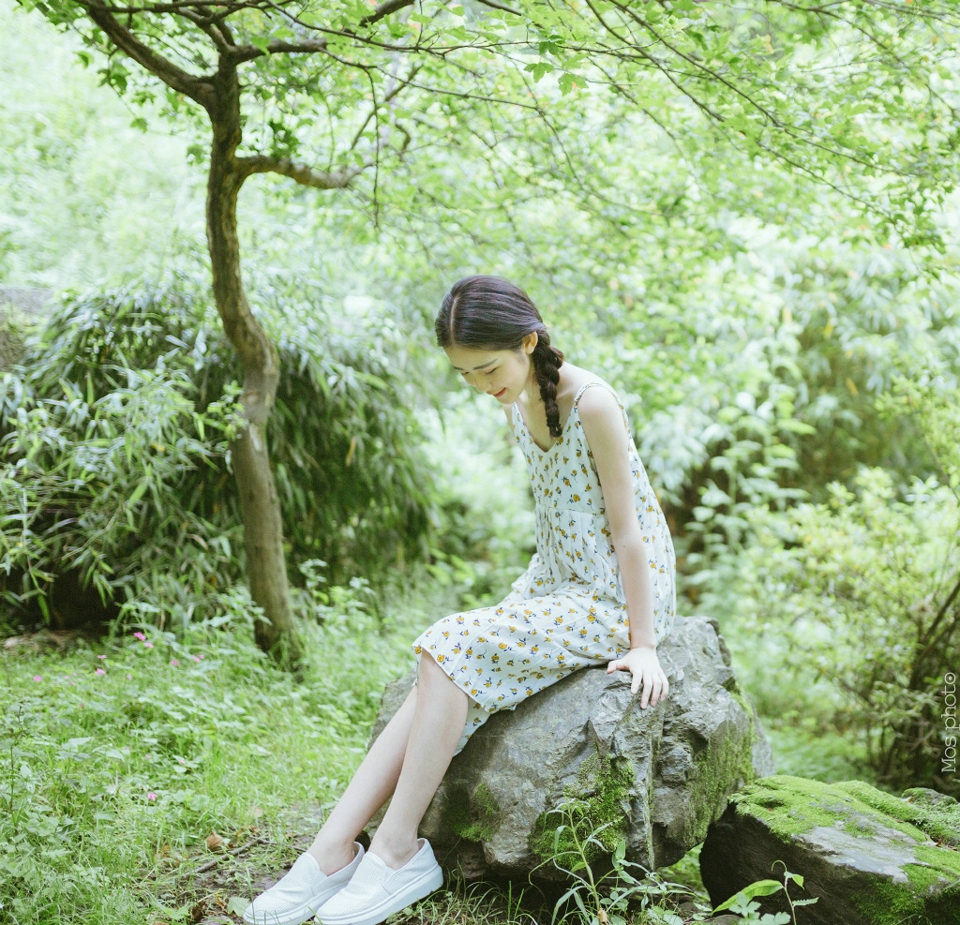 点击大图看下一张：绿林中的碎花裙麻花辫美少女青春靓丽