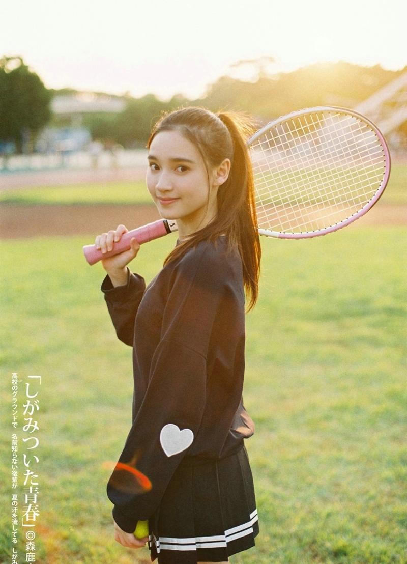点击大图看下一张：操场阳光下的马尾网球少女耀眼靓丽