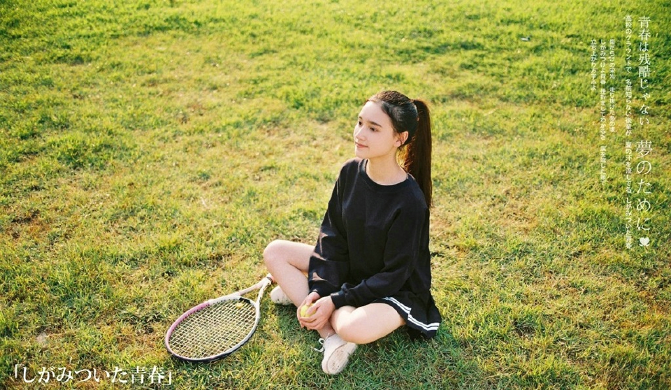 点击大图看下一张：操场阳光下的马尾网球少女耀眼靓丽