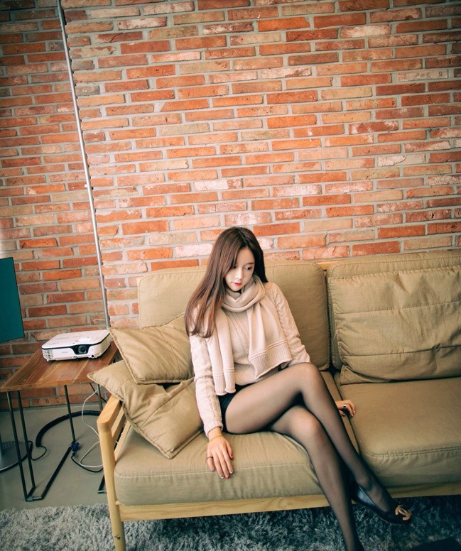 点击大图看下一张：韩系性感美女黑丝美腿潮流时尚高挑气质写真