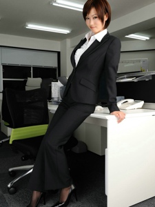 高挑气质的公司女秘书制服也挡不住的黑丝长腿