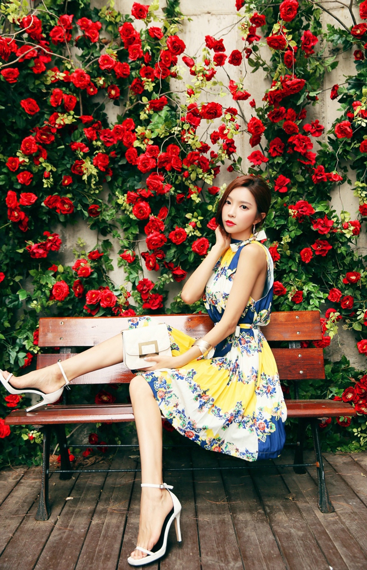 点击大图看下一张：玫瑰花圃里的清新靓丽美模坐在长椅上显青春活力
