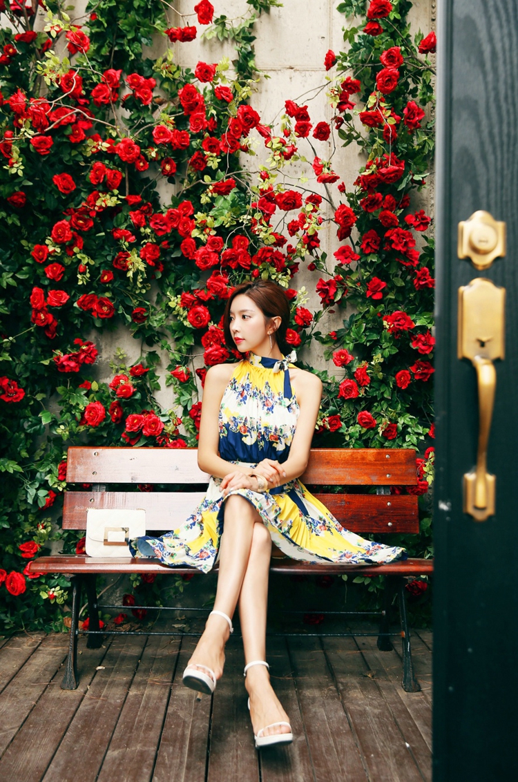 点击大图看下一张：玫瑰花圃里的清新靓丽美模坐在长椅上显青春活力