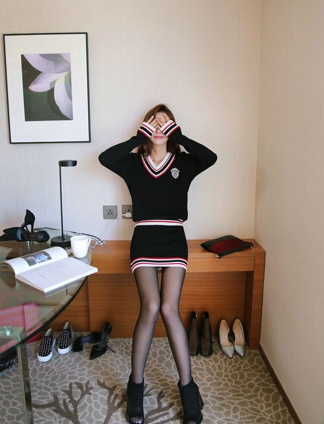 点击大图看下一张：韩系秋装长腿美女黑丝写真养眼十足