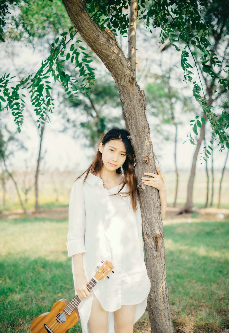 点击大图看下一张：草地上的尤克里里白衬衫美女纯真图片