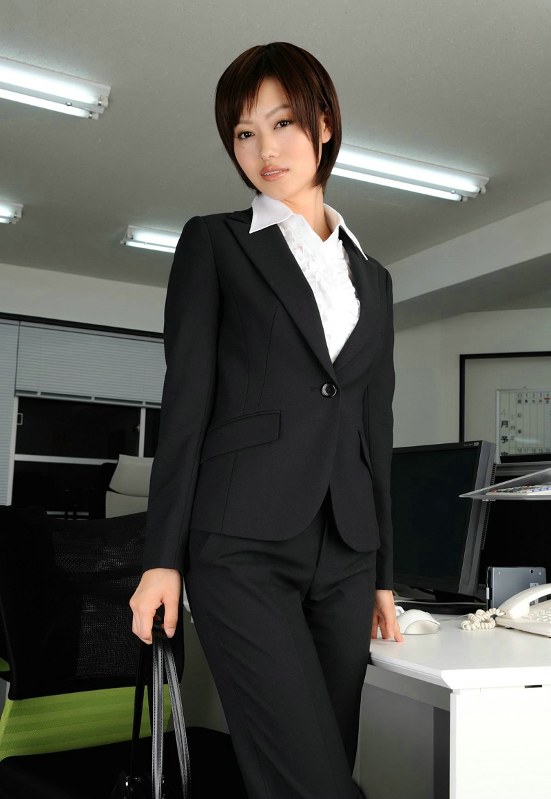 点击大图看下一张：高挑气质的公司女秘书制服也挡不住的黑丝长腿
