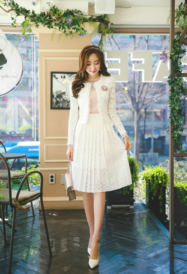 点击大图看下一张：台阶上的洁白长裙模特长相甜美散发出迷人气息