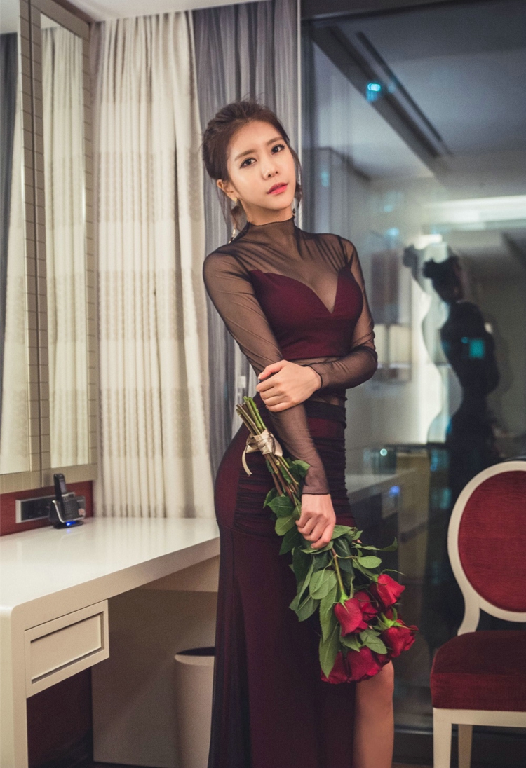 点击大图看下一张：梳妆台前的拿玫瑰花高挑美模黑纱透视高叉裙迷人