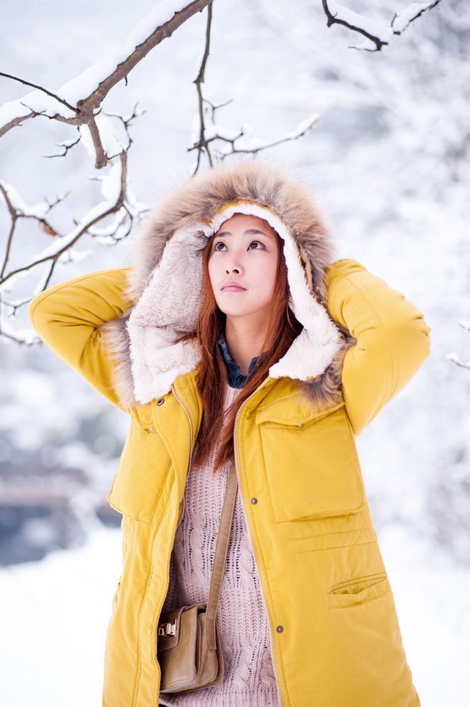 点击大图看下一张：甜美可爱的冬季少女羽绒服也包裹不住的高颜值