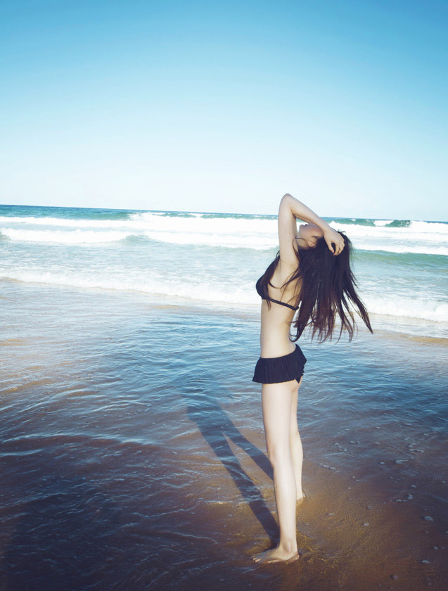 点击大图看下一张：海边火辣身材性感女神比基尼妖娆诱惑写真