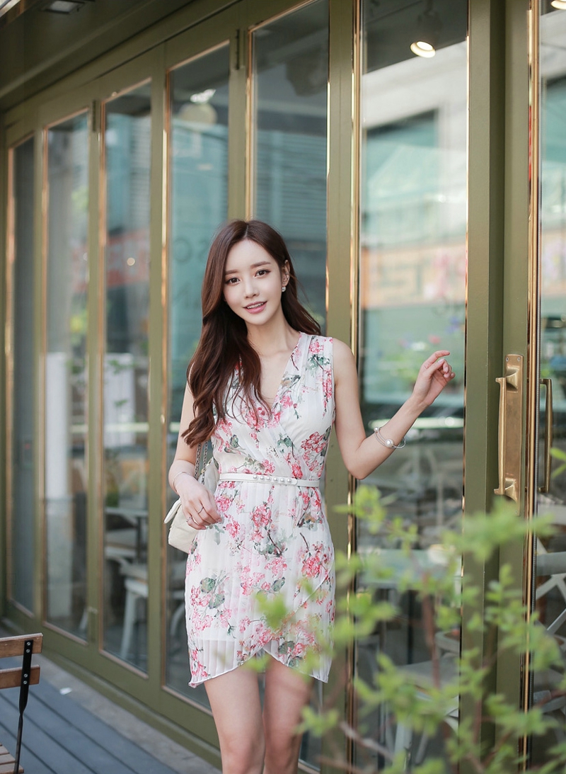 点击大图看下一张：韩系美女服装气质演绎清新花短裙秀色可餐